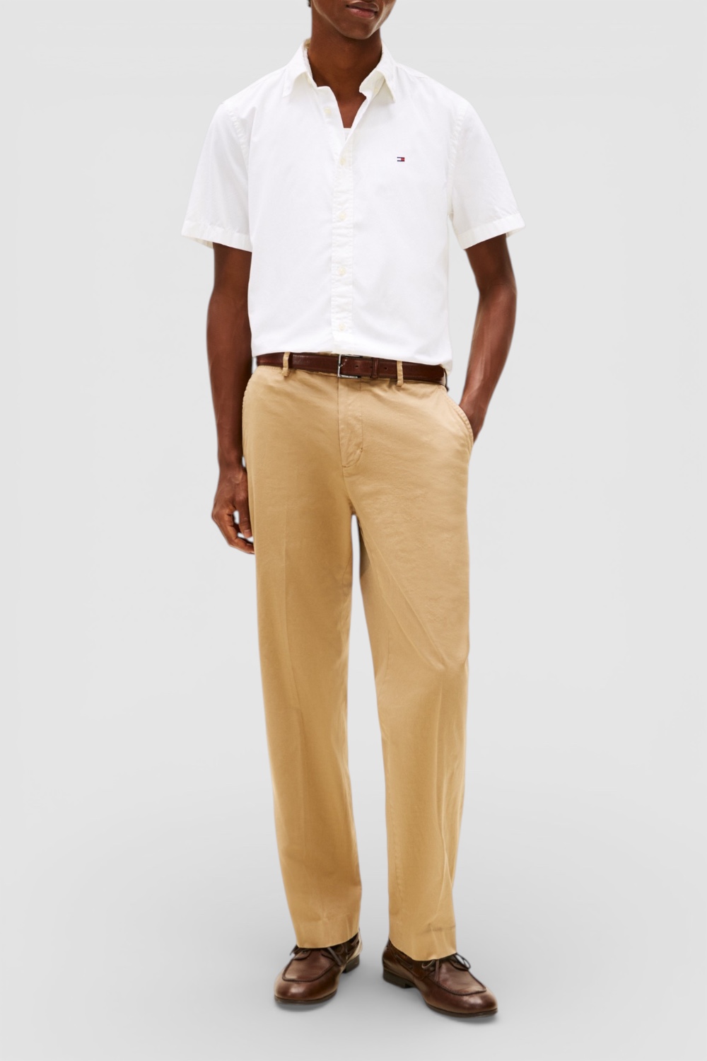 תמונת כל הלוק של חולצה מכופתרת